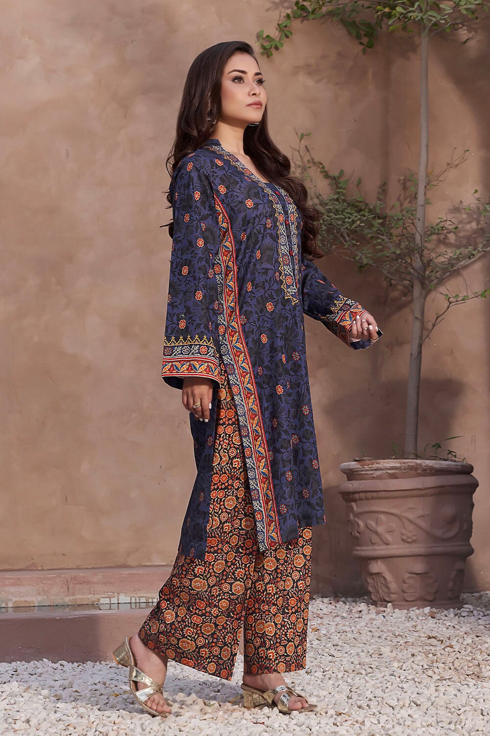 Decent Dresses Lawn & Cotton in Kuwait - PRICE KD 10.000 Brand:  Gulljee-Meraki Fabric: Leather Lawn 3 PC UNSTITCHED (SHIRT TROUSER &  DUPATTA) Front: Premium Exclusive Embroidered Leather Lawn Sleeves: Premium  Embroidered